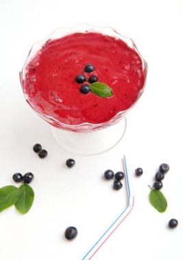 Organik yaban mersini taze Smoothy taze malzemelerle yapılmış ve 