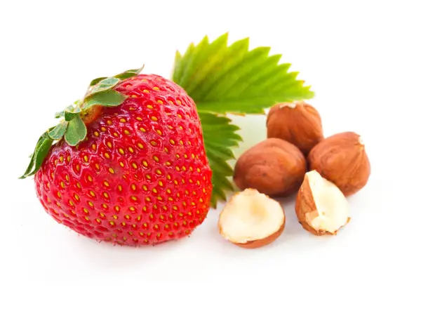 Schöne leckere Erdbeere mit Blatt und Nüssen auf weißem Backg — Stockfoto