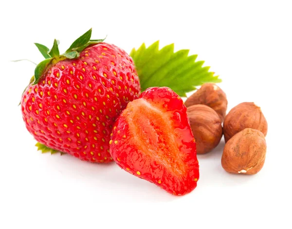Schöne leckere geschnittene Erdbeere mit Blatt und Nüssen auf weißem B — Stockfoto