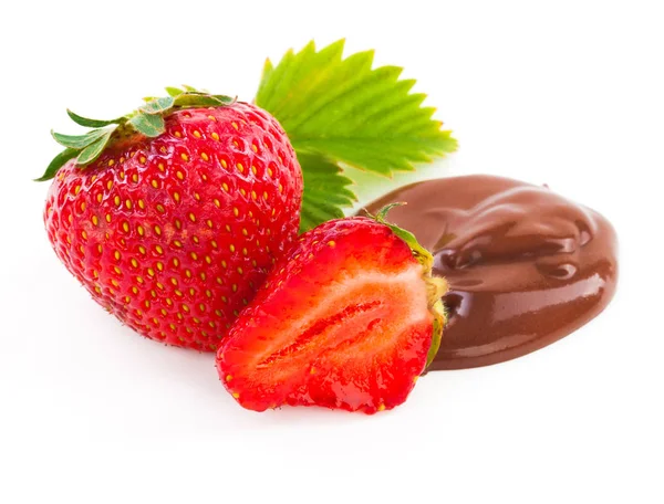 Gros plan d'une fraise avec feuille et chocolat sur ba blanc — Photo