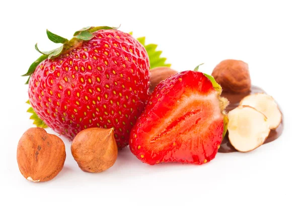 yaprak ve beyaz b fındık ile güzel lezzetli kesme çilek