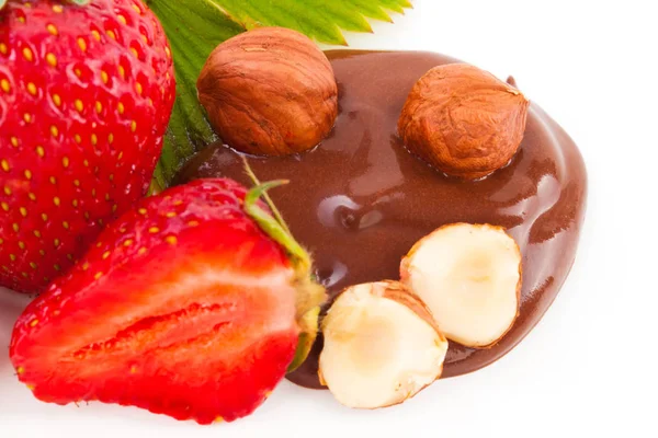 yaprak ve beyaz b fındık ile güzel lezzetli kesme çilek