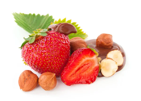 çikolata ve fındık ile güzel lezzetli çilek