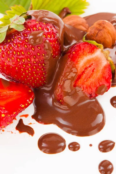 yaprak ve beyaz b fındık ile güzel lezzetli kesme çilek