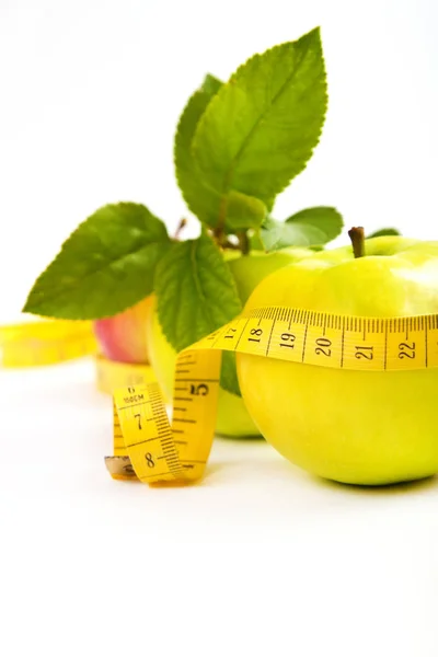 Dieting. green, yellow apple with leaf and tape isolated on a wh — Stock Photo, Image