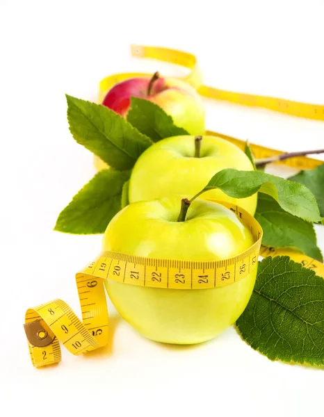 Dieting. green, yellow apple with leaf and tape isolated on a wh — Stock Photo, Image