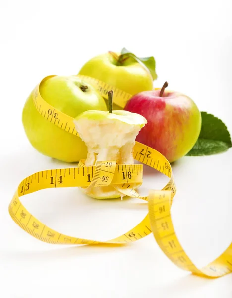 Apple core and measuring tape. Diet concept — Stock Photo, Image