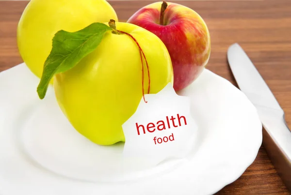 Diety a zdravé výživy. Žluté, zelené jablko s listy a bílé — Stock fotografie