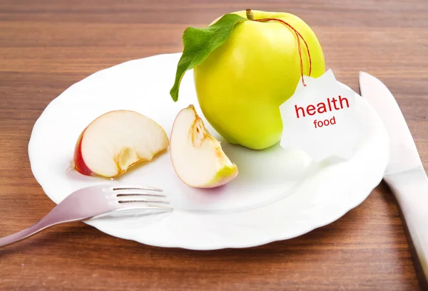 Ruokavalion ja terveyden ruokaa. Keltainen, vihreä omena lehtien ja valkoinen — kuvapankkivalokuva