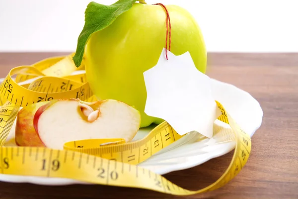 Régime alimentaire et nourriture santé. Pomme jaune, verte avec feuille, ruban adhésif et — Photo