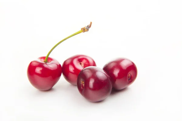 Cerezas rojas frescas aisladas — Foto de Stock