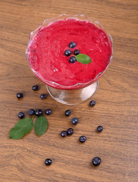 Organik yaban mersini taze Smoothy taze malzemelerle yapılmış ve 