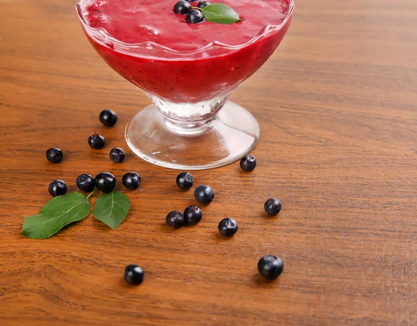 Organik yaban mersini taze Smoothy taze malzemelerle yapılmış ve 