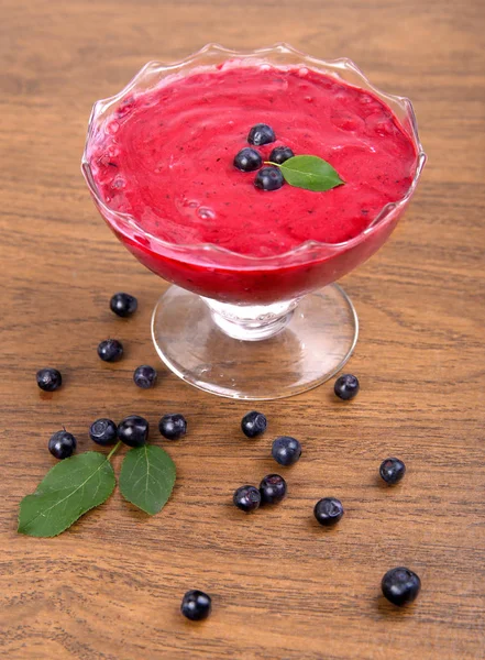 Organik yaban mersini taze Smoothy taze malzemelerle yapılmış ve 