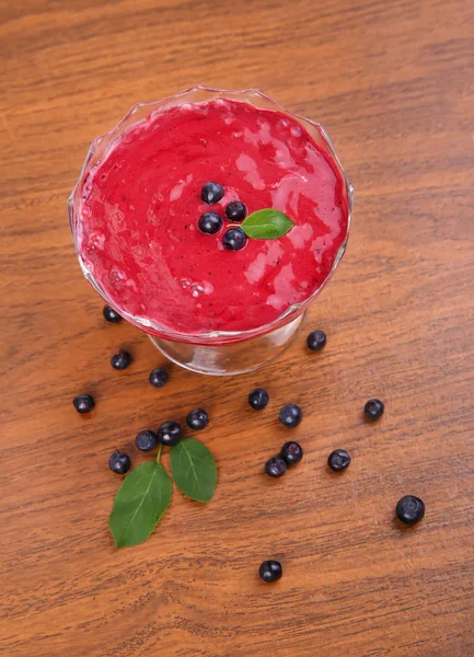 Organik yaban mersini taze Smoothy taze malzemelerle yapılmış ve 