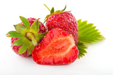 taze çilek ile yaprak üzerinde beyaz izole kesmek