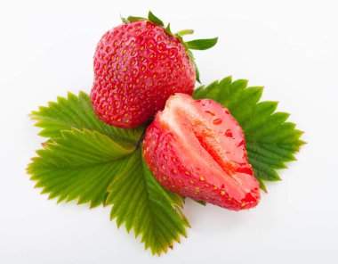 taze çilek ile yaprak üzerinde beyaz izole kesmek