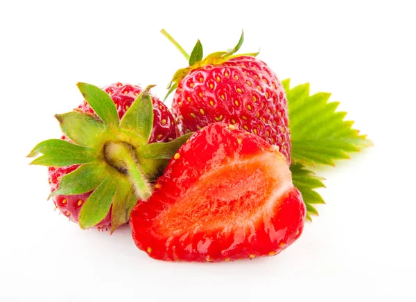 taze çilek ile yaprak makro üzerinde beyaz izole kesmek