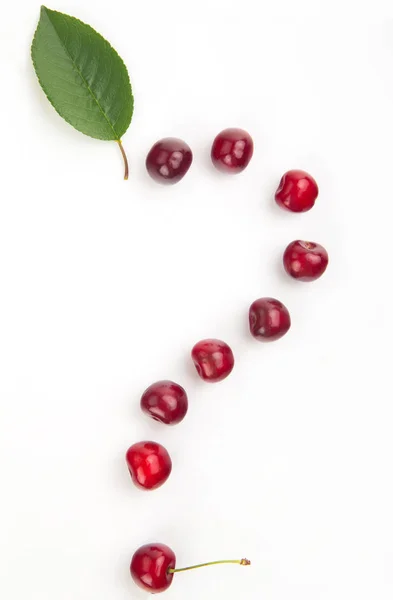 Güzel yaprak üzerinde beyaz ba izole kiraz berry kalp şeklinde — Stok fotoğraf
