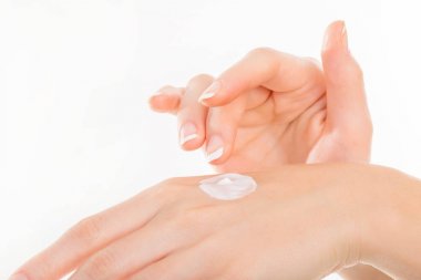 Güzel genç kadın el kremi, üzerinde beyaz izole