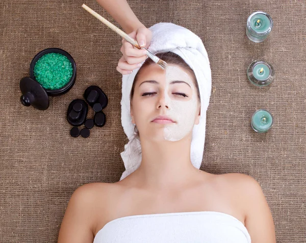 Masseur handen met borstel ter spa salon masker gezichtsverlies voor vrouw — Stockfoto