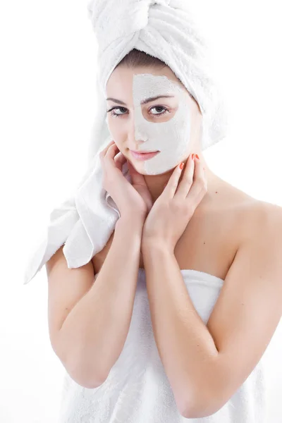 Spa vrouw geïsoleerd - schone huid met masker — Stockfoto