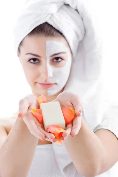 Spa vrouw geïsoleerd - schone huid met masker en schuim, zeep in ha — Stockfoto