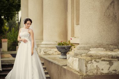 Eski kilisenin merdivenlerde güzel gelin