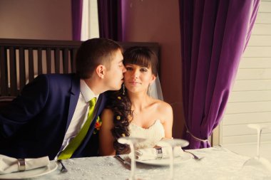 Güzel gelin ve damat güzel bir odada