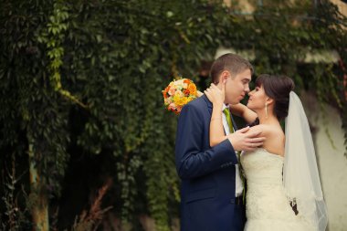Gelin ve damat içinde parkta bulanıklık