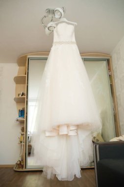 parlaklık otel odasında asılı gelinlik