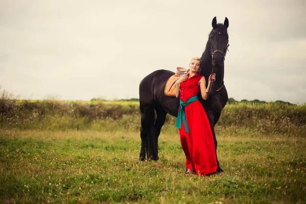 Schöne junge Frau mit einem Pferd im Freien — Stockfoto