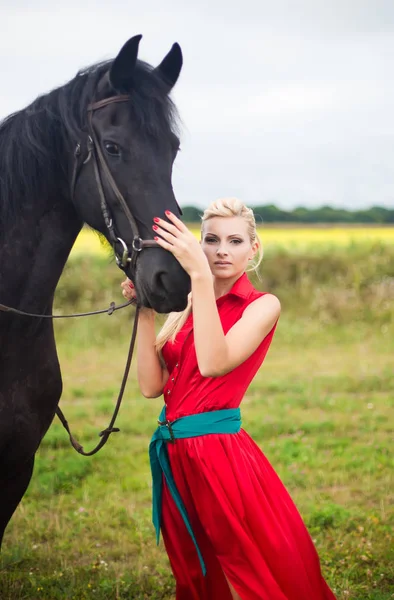 Młoda ładna kobieta saturate długa suknia z czarnym silne i mu — Zdjęcie stockowe