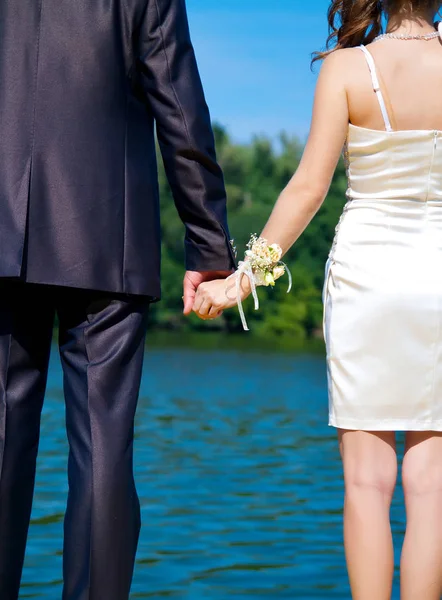 Düğün çift el ele tutuşarak ile yakın çekim — Stok fotoğraf