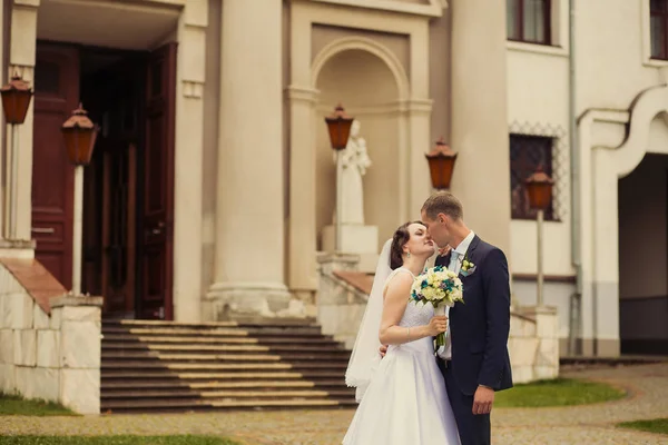 Bruidspaar in de buurt van oud gebouw — Stockfoto