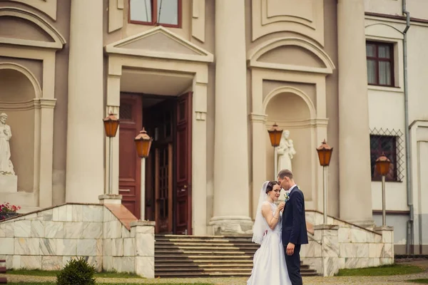 Evlilik çift yakınındaki eski bina