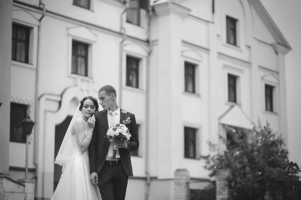 Bruidspaar in de buurt van oude gebouw zwart & wit — Stockfoto
