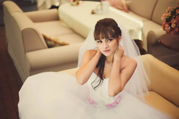 Gorgeous bride in wedding dress in luxury interior with diamond — Stock Photo, Image