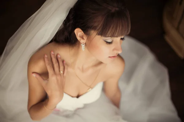 Gorgeous bride in wedding dress in luxury interior with diamond — Stock Photo, Image