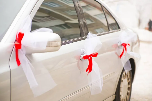 Luxe bruiloft auto versierd met linten — Stockfoto