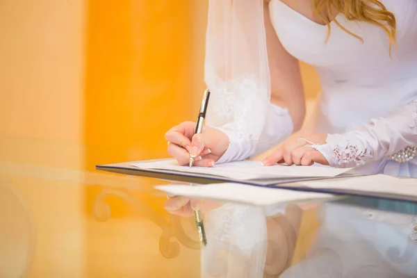 Sposa mettendo firma nel certificato di matrimonio — Foto Stock