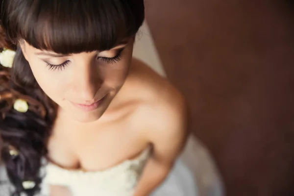 다이아몬드와 럭셔리 인테리어에서 웨딩 드레스에 화려한 신부 — 스톡 사진