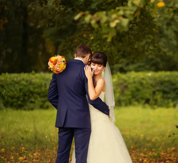 Düğün çifti, güzel genç gelin ve damat bir pa ayakta