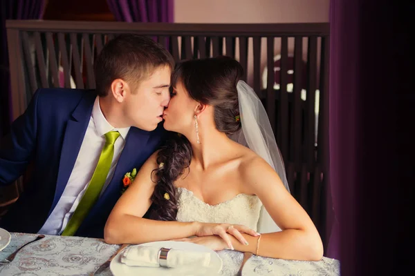 Vackra bruden och brudgummen i ett vackert rum — Stockfoto