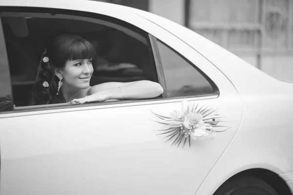 Jonge bruid in bruiloft voertuig — Stockfoto