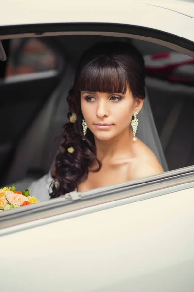 Gros plan portrait d'une jolie mariée dans une fenêtre de voiture — Photo