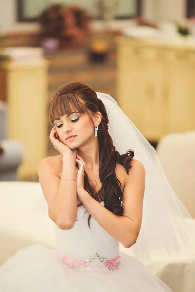 Linda noiva em vestido de noiva no interior de luxo com diamante — Fotografia de Stock