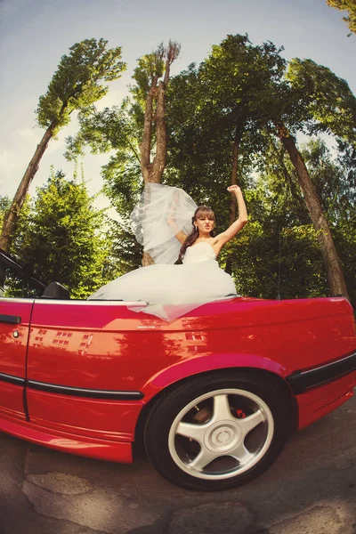 Runaway bride. vacker kvinna på röda cabriolet — Stockfoto