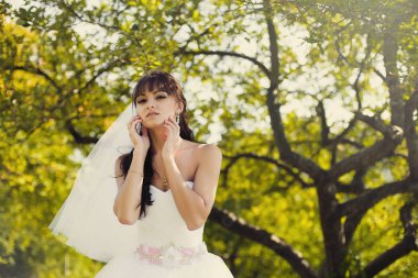 bir ormandaki açık havada güzel gelin.