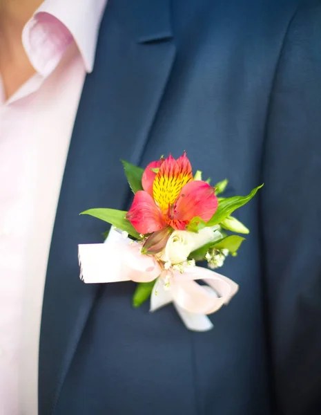 Boutonniere květina na ženicha — Stock fotografie